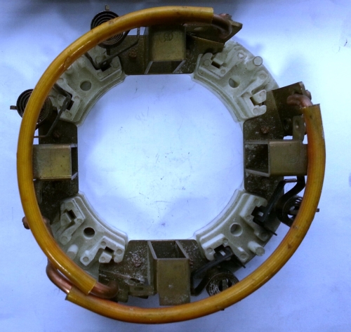 3243574505-LİNDE DİREKSİYON MOTOR KÖMÜR YUVASI